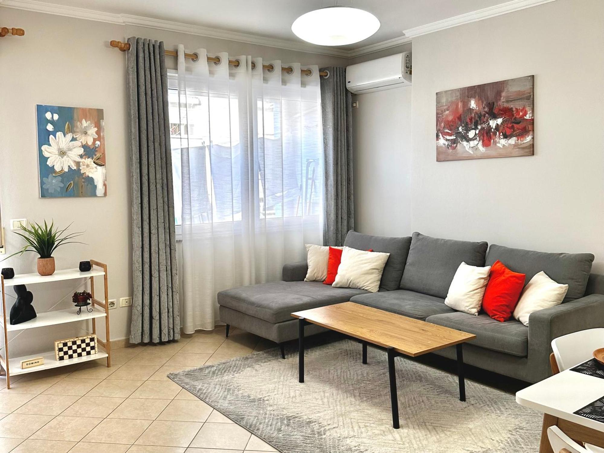 Quiet & Spacious Center - 4 Min Walk Apartamento